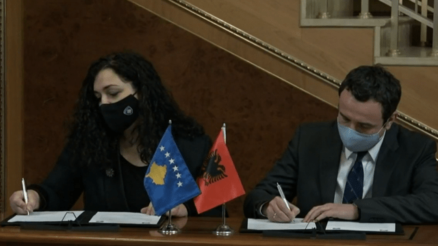 Nënshkruhet marrëveshja/ Albin Kurti dhe Vjosa Osmani: Postet që marrin nëse fitojnë Nënshkruhet marrëveshja/ Albin Kurti dhe Vjosa Osmani: Postet që marrin nëse fitojnë
