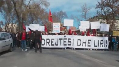 Protestë e madhe në Shkup për rastin “Monstra”: Shqiptarët kërkojnë të vërtetën për procesin që tronditi vendin Protestë e madhe në Shkup për rastin “Monstra”: Shqiptarët kërkojnë të vërtetën për procesin që tronditi vendin
