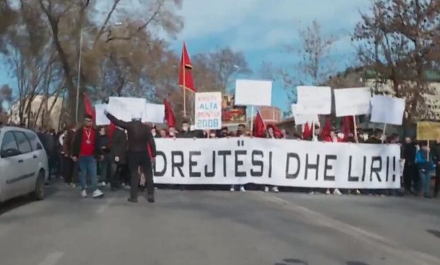 Protestë e madhe në Shkup për rastin “Monstra”: Shqiptarët kërkojnë të vërtetën për procesin që tronditi vendin