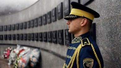 Politikanë, kur shkoni në Reçak, a turpëroheni që e keni vjedh këtë popull? Politikanë, kur shkoni në Reçak, a turpëroheni që e keni vjedh këtë popull?