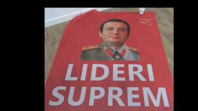 Video/ Burri ish-ministres Shahini lëshon dronin me banerin provokues në mitingun e Albin Kurtit Video/ Burri ish-ministres Shahini lëshon dronin me banerin provokues në mitingun e Albin Kurtit