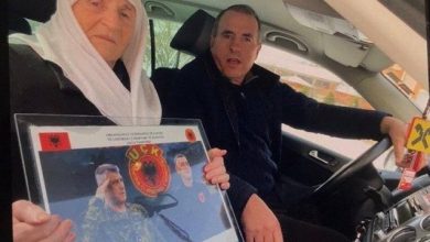 E moshuara shkon për të votuar me fotografitë e liderëve të UÇK-së E moshuara shkon për të votuar me fotografitë e liderëve të UÇK-së