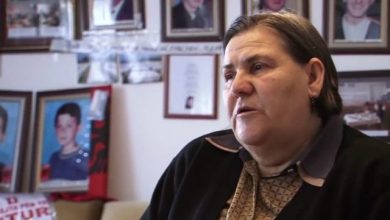 Ushtarët serb i rrëmbyen 4 djemtë dhe burrin, Ferdonije Qekrezi kujton mes lotësh: Ishte ditë e kobshme (FOTO) Ushtarët serb i rrëmbyen 4 djemtë dhe burrin, Ferdonije Qekrezi kujton mes lotësh: Ishte ditë e kobshme (FOTO)