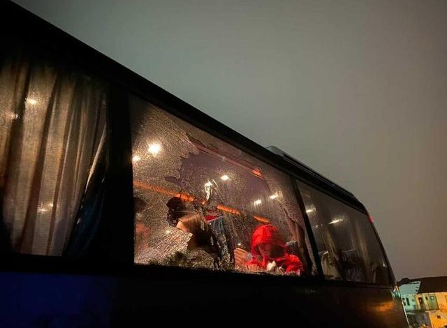 Sulmohet me gurë autobusi me turistë kosovarë në Mal të Zi, shihni si i kanë thyer xhamat (FOTO) Sulmohet me gurë autobusi me turistë kosovarë në Mal të Zi, shihni si i kanë thyer xhamat (FOTO)