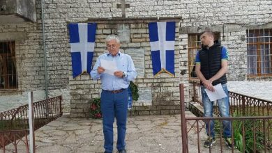 Video e publikuar nga Kacifas/ Ofendoi simbolet kombëtare shqiptare, DËNOHET me 8.6 VITE BURG kryetari i Lëvizjes për Ringjalljen e “Vorio Epirit”, himarioti Mondi Kolila
