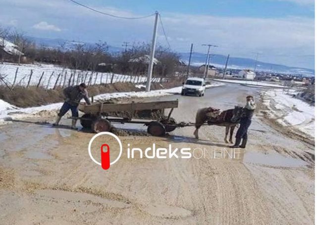 ‘Halli i përjetshëm’ i shqiptarëve/ Qytetari nuk pret shtetin, merr gomarin dhe del të rregullojë rrugën ‘Halli i përjetshëm’ i shqiptarëve/ Qytetari nuk pret shtetin, merr gomarin dhe del të rregullojë rrugën
