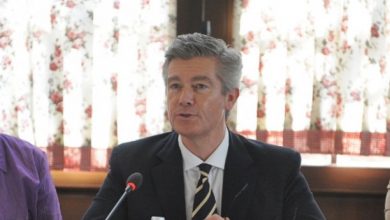 Simmons këshillon Kosovën: Është koha t’i thoni BE-së “jemi lodhur nga lojërat tuaja” Simmons këshillon Kosovën: Është koha t’i thoni BE-së “jemi lodhur nga lojërat tuaja”