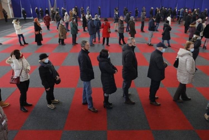 Qytetarët e Kosovës në radhë në qendrat e votimit, Patozi: Në Shqipëri kemi arsye më të fortë se ata për të votuar, këtu ia vlen të qëndrosh në pritje për ndryshimin politik Qytetarët e Kosovës në radhë në qendrat e votimit, Patozi: Në Shqipëri kemi arsye më të fortë se ata për të votuar, këtu ia vlen të qëndrosh në pritje për ndryshimin politik