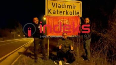 Tre mërgimtarë ndalen në fshatin e Albin Kurtit në Mal të Zi, vendosin flamurin e UÇK- së Tre mërgimtarë ndalen në fshatin e Albin Kurtit në Mal të Zi, vendosin flamurin e UÇK- së