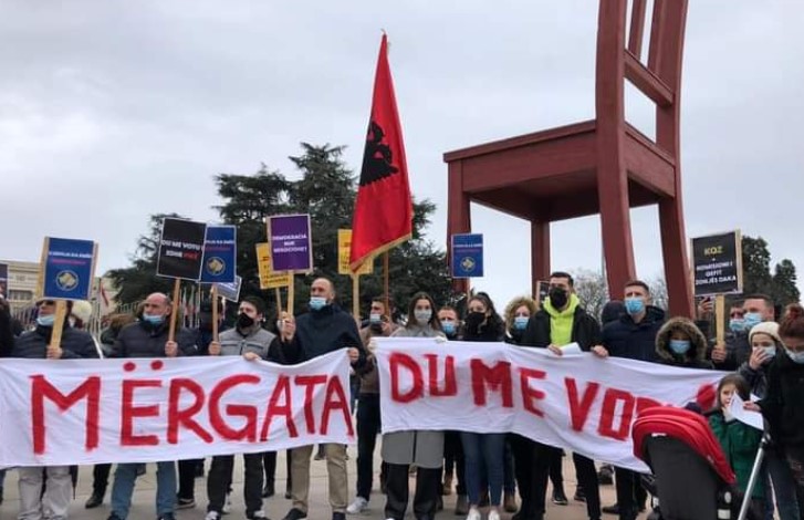 Diaspora e revoltuar me KQZ: Organizon protestë në Gjenevë me moton ‘Du me votu’ Diaspora e revoltuar me KQZ: Organizon protestë në Gjenevë me moton ‘Du me votu’