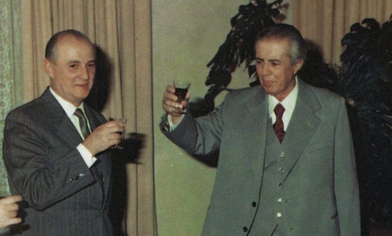 Shkrimi i panjohur i gazetës amerikane, në ’85-ën: Enver Hoxha, shefi i Partisë Komuniste, i cili mbushi 76 vjeç më 16 tetor, raportohet të jetë aq i sëmurë, sa në dalje… Shkrimi i panjohur i gazetës amerikane, në ’85-ën: Enver Hoxha, shefi i Partisë Komuniste, i cili mbushi 76 vjeç më 16 tetor, raportohet të jetë aq i sëmurë, sa në dalje…