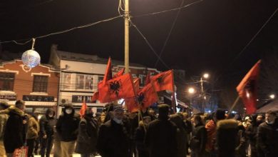 Nis festa me fishekzjarre në sheshe, VV shpall fitoren: Mos festoni për shkak të pandemisë Nis festa me fishekzjarre në sheshe, VV shpall fitoren: Mos festoni për shkak të pandemisë