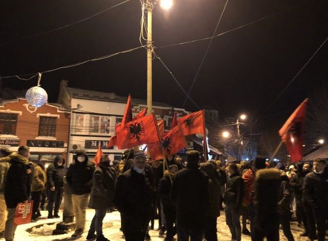 Nis festa me fishekzjarre në sheshe, VV shpall fitoren: Mos festoni për shkak të pandemisë Nis festa me fishekzjarre në sheshe, VV shpall fitoren: Mos festoni për shkak të pandemisë