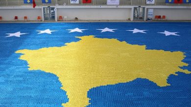 Mësuesja shqiptare synon rekord në “Guinness”/ Flamuri i Kosovës 1.216 metra katrorë me letër origami Mësuesja shqiptare synon rekord në “Guinness”/ Flamuri i Kosovës 1.216 metra katrorë me letër origami