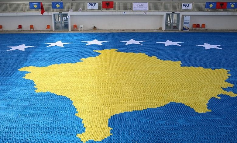 Mësuesja shqiptare synon rekord në “Guinness”/ Flamuri i Kosovës 1.216 metra katrorë me letër origami Mësuesja shqiptare synon rekord në “Guinness”/ Flamuri i Kosovës 1.216 metra katrorë me letër origami