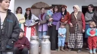 Familja nga Kukësi që strehoi gjatë luftës rreth 50 persona nga Kosova Familja nga Kukësi që strehoi gjatë luftës rreth 50 persona nga Kosova