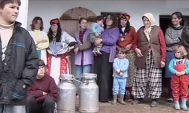 Familja nga Kukësi që strehoi gjatë luftës rreth 50 persona nga Kosova Familja nga Kukësi që strehoi gjatë luftës rreth 50 persona nga Kosova