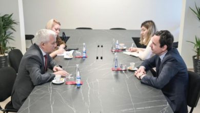 Albin Kurti pret ambasadorin e Shqipërisë: Qeveritë tona duhet të punojnë bashkë, të kapërcejmë barrierat e burokracitë Albin Kurti pret ambasadorin e Shqipërisë: Qeveritë tona duhet të punojnë bashkë, të kapërcejmë barrierat e burokracitë