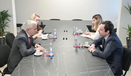 Ambasadori Minxhozi takohet me Kurtin: Avancimi i raporteve, temë kryesore e diskutimit Ambasadori Minxhozi takohet me Kurtin: Avancimi i raporteve, temë kryesore e diskutimit