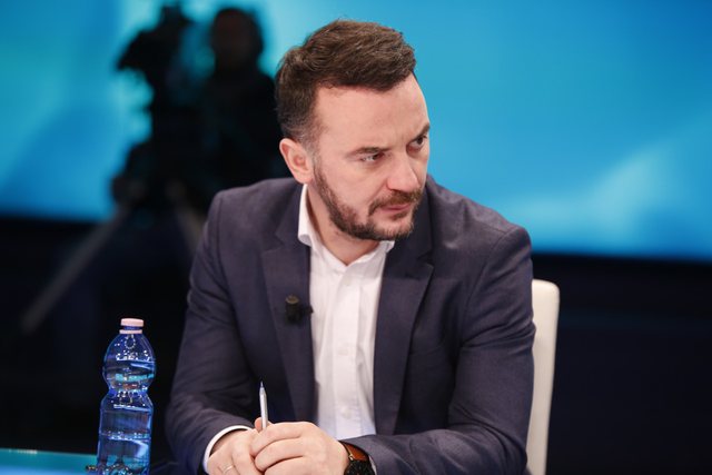 Fitorja e thellë e Albin Kurtit ‘trazon’ politikën, Molliqaj e krahason me Erdoganin: Është populist Fitorja e thellë e Albin Kurtit ‘trazon’ politikën, Molliqaj e krahason me Erdoganin: Është populist