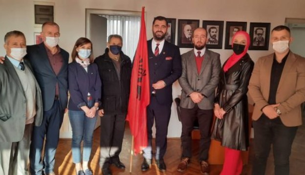 Serbinë e pengon ngritja e flamurit kombëtar shqiptar në Preshevë, ngre padi ndaj Ragmi Mustafës Serbinë e pengon ngritja e flamurit kombëtar shqiptar në Preshevë, ngre padi ndaj Ragmi Mustafës