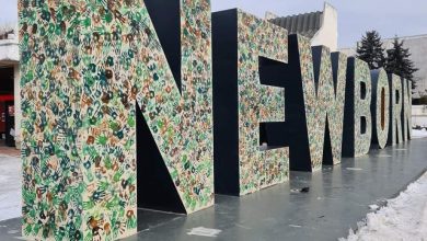 ‘NEWBORN’ vishet ndryshe për 13-vjetorin e Pavarësisë/ Mesazhi që fshihet pas monumentit në Kosovë ‘NEWBORN’ vishet ndryshe për 13-vjetorin e Pavarësisë/ Mesazhi që fshihet pas monumentit në Kosovë