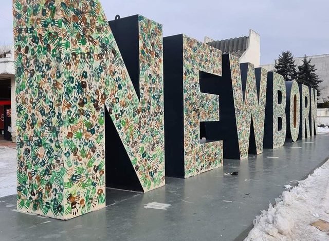 ‘NEWBORN’ vishet ndryshe për 13-vjetorin e Pavarësisë/ Mesazhi që fshihet pas monumentit në Kosovë ‘NEWBORN’ vishet ndryshe për 13-vjetorin e Pavarësisë/ Mesazhi që fshihet pas monumentit në Kosovë