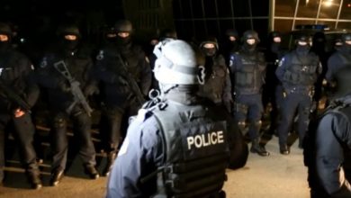 VIDEO/ Albin Kurti sulmohet me gurë dhe vezë, e marrin në mbrojtje forcat speciale në Skenderaj VIDEO/ Albin Kurti sulmohet me gurë dhe vezë, e marrin në mbrojtje forcat speciale në Skenderaj