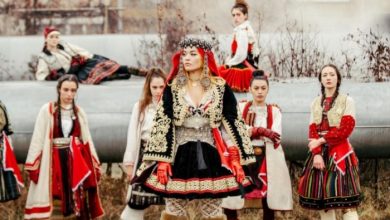 Rita Ora flet shqip! Uron Pavarësinë e Kosovës me veshje tradicionale (FOTO) Rita Ora flet shqip! Uron Pavarësinë e Kosovës me veshje tradicionale (FOTO)