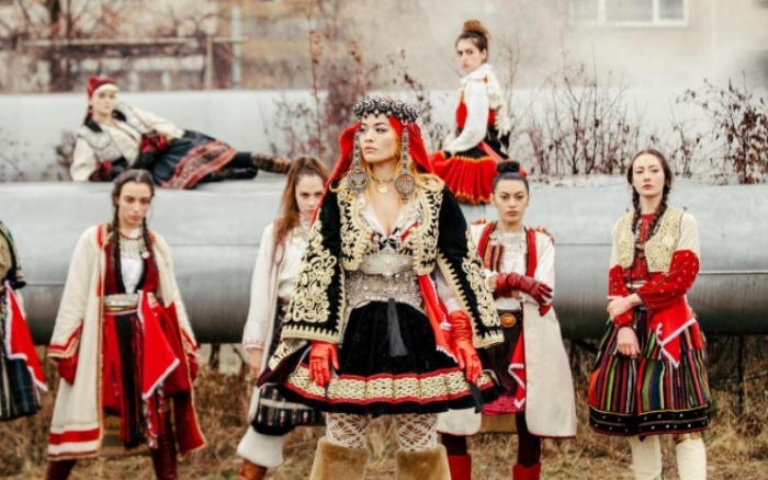 Rita Ora flet shqip! Uron Pavarësinë e Kosovës me veshje tradicionale (FOTO) Rita Ora flet shqip! Uron Pavarësinë e Kosovës me veshje tradicionale (FOTO)