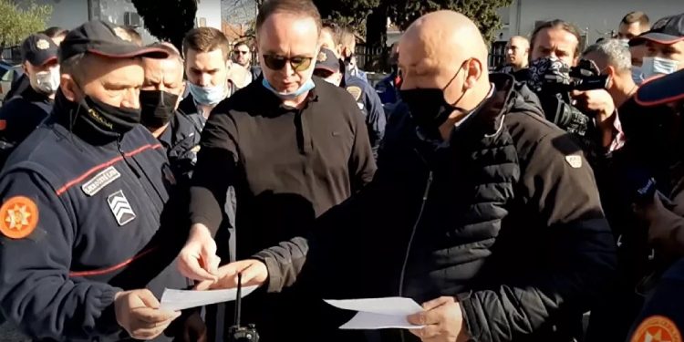 Krahu i djathtë i Amfilohijes kërcënon Nik Gjeloshajn: Policia do të rrethojë Tuzin! Krahu i djathtë i Amfilohijes kërcënon Nik Gjeloshajn: Policia do të rrethojë Tuzin!