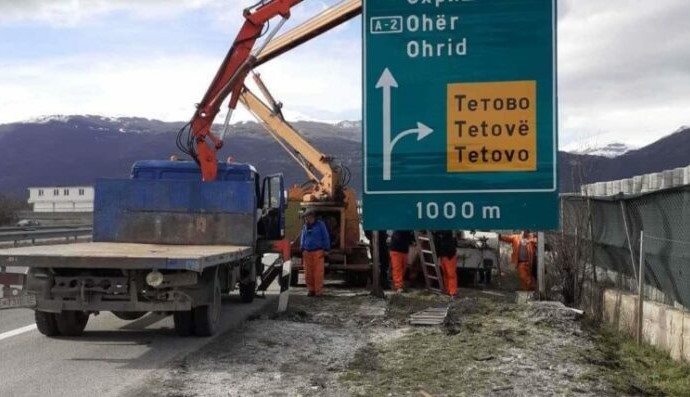 Me shumë vonesë nis vendosja e tabelave edhe në gjuhën shqipe Me shumë vonesë nis vendosja e tabelave edhe në gjuhën shqipe