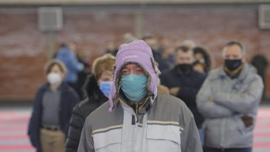 FOTO/ Pak para mbylljes së votimit, kosovarët nuk ‘tremben’ nga moti i keq, në radhë për të hedhur voton FOTO/ Pak para mbylljes së votimit, kosovarët nuk ‘tremben’ nga moti i keq, në radhë për të hedhur voton
