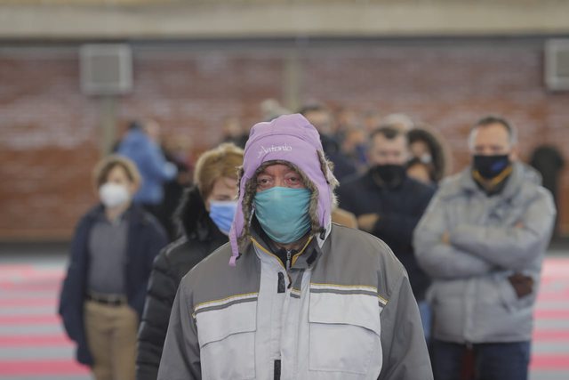 FOTO/ Pak para mbylljes së votimit, kosovarët nuk ‘tremben’ nga moti i keq, në radhë për të hedhur voton FOTO/ Pak para mbylljes së votimit, kosovarët nuk ‘tremben’ nga moti i keq, në radhë për të hedhur voton