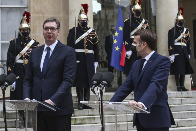 4 orë bisedime/ Vuçiç del nga zyra e Macron, i jep këtë mesazh Kosovës