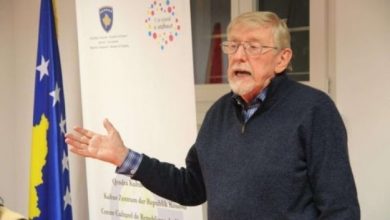Denoncoi genocidin serb/ Amaneti i ish-ambasadorit amerikan: Kur të vdes, më varrosni në Kosovë Denoncoi genocidin serb/ Amaneti i ish-ambasadorit amerikan: Kur të vdes, më varrosni në Kosovë