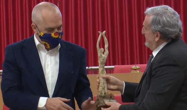 Ramën e surprizojnë në Itali, i bëjnë dhuratën e veçantë: Nuk të treguam, ky është çmim që u jepet vetëm puliezëve, por po bëjmë përjashtim