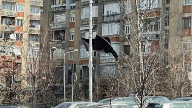 Çfarë po ndodh në Prishtinë? Qyteti mbushet me flamuj të zinj (FOTO) Çfarë po ndodh në Prishtinë? Qyteti mbushet me flamuj të zinj (FOTO)