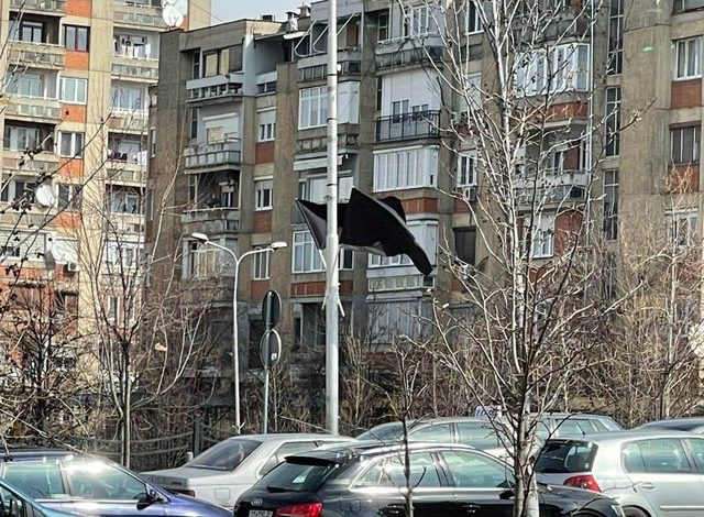 Çfarë po ndodh në Prishtinë? Qyteti mbushet me flamuj të zinj (FOTO) Çfarë po ndodh në Prishtinë? Qyteti mbushet me flamuj të zinj (FOTO)