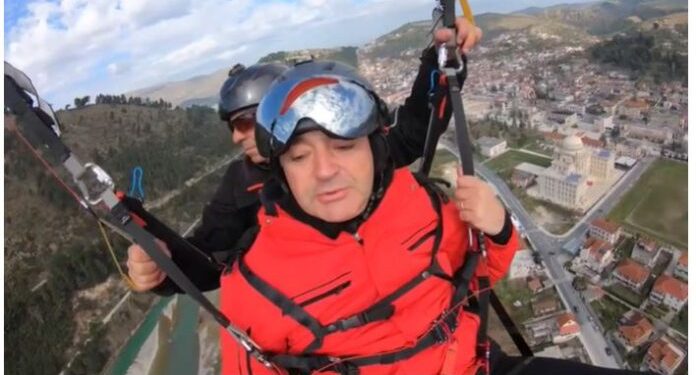 VIDEO/ Me parashutë mbi Berat, Klosi shpalos programin e turizmit nga ajri: Rrisim numrin e turistëve në qytet VIDEO/ Me parashutë mbi Berat, Klosi shpalos programin e turizmit nga ajri: Rrisim numrin e turistëve në qytet