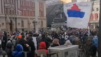 “Nuk dorëzohemi”, valon flamuri i hartës së Kosovës me simbole serbe në protestën në Beograd “Nuk dorëzohemi”, valon flamuri i hartës së Kosovës me simbole serbe në protestën në Beograd