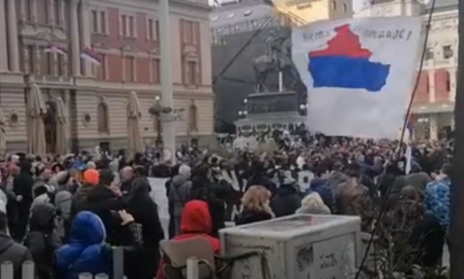 “Nuk dorëzohemi”, valon flamuri i hartës së Kosovës me simbole serbe në protestën në Beograd