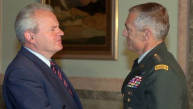Wesley Clark tregon se çfarë kishte biseduar me Milloshevicin para se të nisnin bombardimet Wesley Clark tregon se çfarë kishte biseduar me Milloshevicin para se të nisnin bombardimet