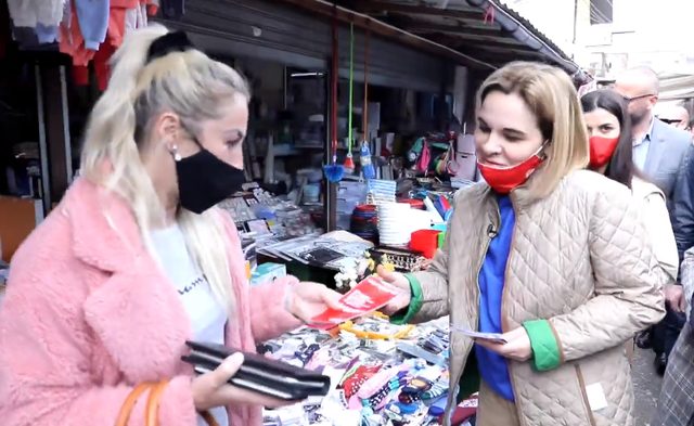 “Do na japësh ndonjë lek?”- Qytetarja e vë në siklet, Kryemadhi: S’ka, i ka marrë..