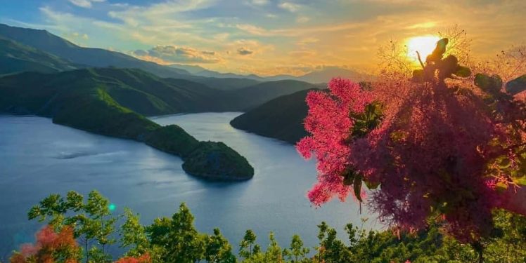 FOTO/ Në qytetin shqiptar më të varfër të Europës, por që ka një bukuri mbreslënëse FOTO/ Në qytetin shqiptar më të varfër të Europës, por që ka një bukuri mbreslënëse
