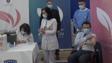 Nis vaksinimi anti-COVID në Kosovë, Albin Kurti merr dozën i pari (FOTO) Nis vaksinimi anti-COVID në Kosovë, Albin Kurti merr dozën i pari (FOTO)