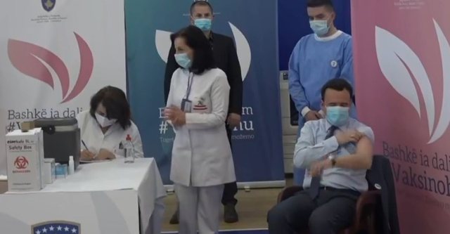 Nis vaksinimi anti-COVID në Kosovë, Albin Kurti merr dozën i pari (FOTO) Nis vaksinimi anti-COVID në Kosovë, Albin Kurti merr dozën i pari (FOTO)
