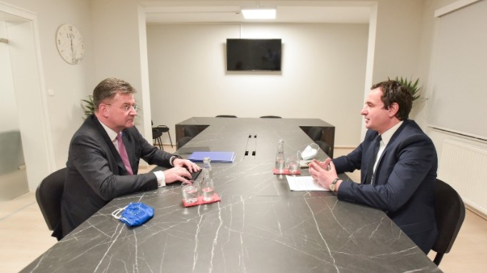 Lajçak thotë se i dorëzoi Kurtit dokumente që të përgatitet për dialogun me Serbinë Lajçak thotë se i dorëzoi Kurtit dokumente që të përgatitet për dialogun me Serbinë