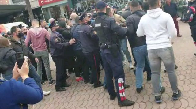 Video e sherrit në Elbasan/ Kërcet grushti mes militantëve të partive