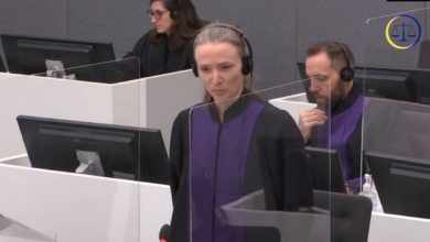 Avokati i Thaçit shpërthen ndaj prokurorëve të Hagës: Nuk po bëjmë teatër këtu, na jepni dosjet Avokati i Thaçit shpërthen ndaj prokurorëve të Hagës: Nuk po bëjmë teatër këtu, na jepni dosjet